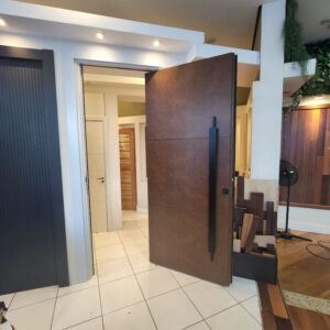 Porta pivotante em ACM aço corten, dupla vedação porta e batente - Imagem 4
