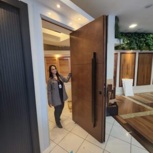 Porta pivotante em ACM aço corten, dupla vedação porta e batente