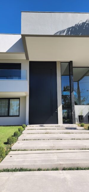 Porta pivotante em ACM preto fosco com puxador cava e dupla vedação porta e batente - Imagem 2