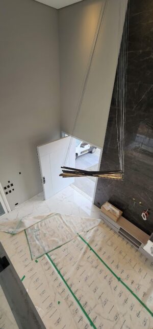 Porta pivotante em ACM branco neve, modelo com frisos, dupla vedação porta e batente - Imagem 10