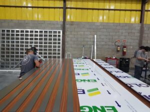 Porta pivotante em ACM Dark Gray, ripado na vertical em ACM mogno, puxador cava com LED, dupla vedação porta e batente - Imagem 14