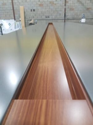 Porta pivotante em ACM Dark Gray, ripado na vertical em ACM mogno, puxador cava com LED, dupla vedação porta e batente - Imagem 13