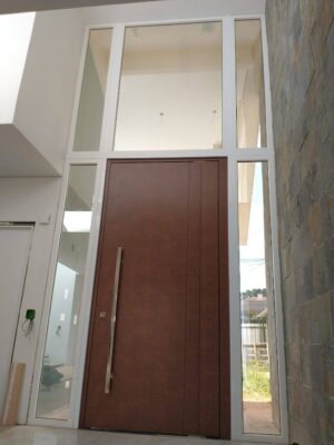 Porta pivotante em ACM aço corten, dupla vedação porta e batente - Imagem 2