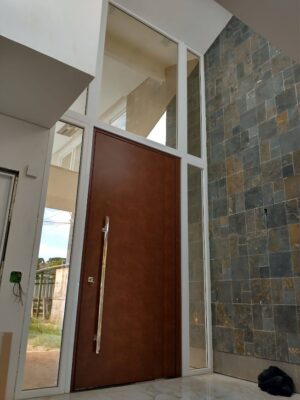 Porta pivotante em ACM aço corten, dupla vedação porta e batente - Imagem 3