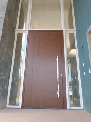 Porta pivotante em ACM aço corten, dupla vedação porta e batente