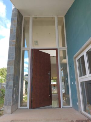 Porta pivotante em ACM aço corten, dupla vedação porta e batente - Imagem 6