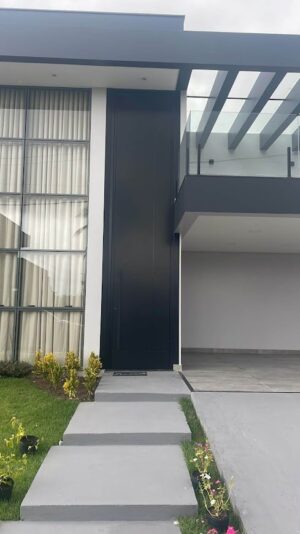 Porta em ACM preto carbono, dupla vedação porta e batente