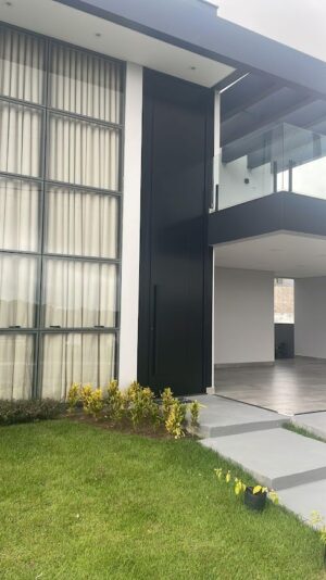 Porta em ACM preto carbono, dupla vedação porta e batente - Imagem 5