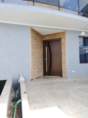 Porta pivotante em ACM madeirado Sucupira, modelo com vidro curvo fume, dupla vedação porta e batente - Imagem 4