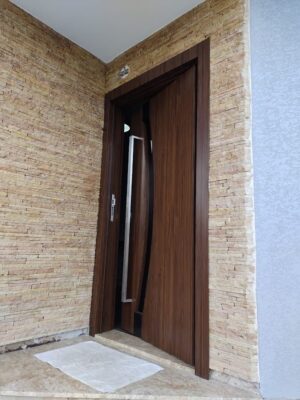 Porta pivotante em ACM madeirado Sucupira, modelo com vidro curvo fume, dupla vedação porta e batente - Imagem 6