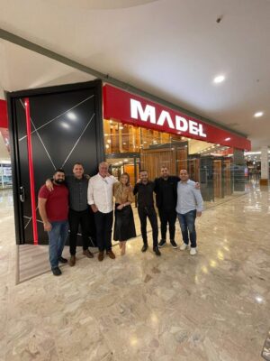 Porta em pivotante em ACM preto fosco modelo BBB com puxador cava vermelho com LED, dupla vedação porta e batente - Imagem 6