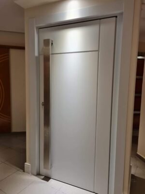 Porta pivotante em ACM branco neve, dupla vedação porta e batente - Imagem 2