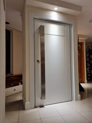 Porta pivotante em ACM branco neve, dupla vedação porta e batente