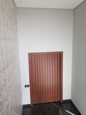 Porta pivotante em ACM modelo ripado vertical puxador cava no prórprio ripado e dupla vedação porta e batente - Imagem 5