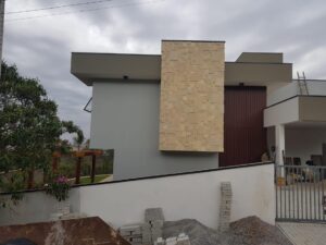 Porta pivotante em ACM modelo ripado vertical puxador cava no prórprio ripado e dupla vedação porta e batente - Imagem 4