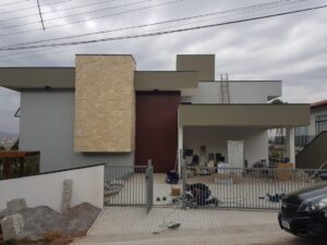 Porta pivotante em ACM modelo ripado vertical puxador cava no prórprio ripado e dupla vedação porta e batente - Imagem 3