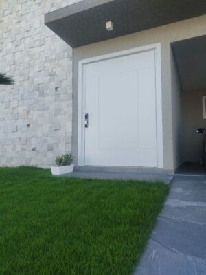 Porta pivotante em ACM branco neve, modelo com frisos, dupla vedação porta e batente - Imagem 2