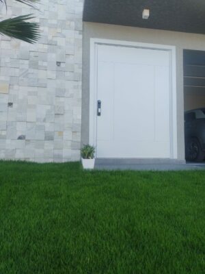 Porta pivotante em ACM branco neve, modelo com frisos, dupla vedação porta e batente - Imagem 3