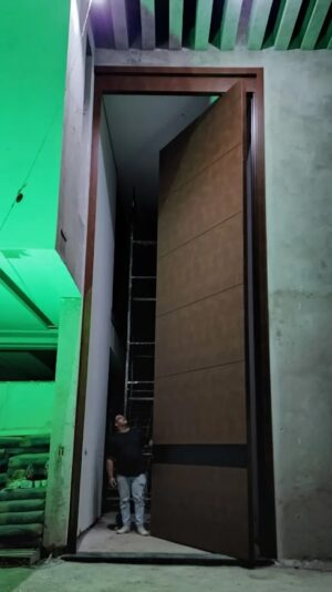 Porta pivotante em ACM com puxador cava em ACM preto fosco na horizontal, dupla vedação porta e batente - Imagem 3