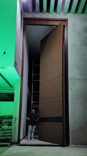 Porta pivotante em ACM com puxador cava em ACM preto fosco na horizontal, dupla vedação porta e batente - Imagem 4