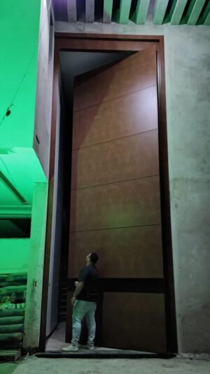 Porta pivotante em ACM com puxador cava em ACM preto fosco na horizontal, dupla vedação porta e batente - Imagem 2