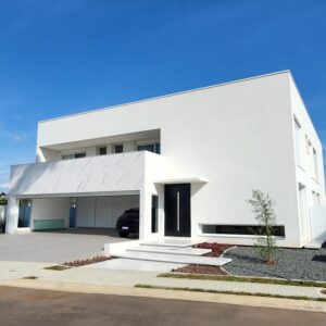 Porta em ACM preto carbono, painel fixo lateral no mesmo alinhamento da porta, dupla vedação porta e batente (cópia)