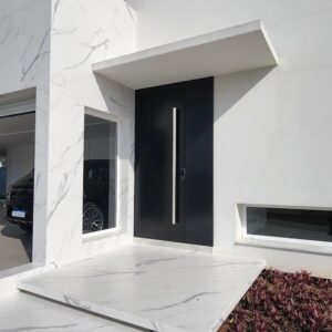 Porta em ACM preto carbono, painel fixo lateral no mesmo alinhamento da porta, dupla vedação porta e batente (cópia) - Imagem 3