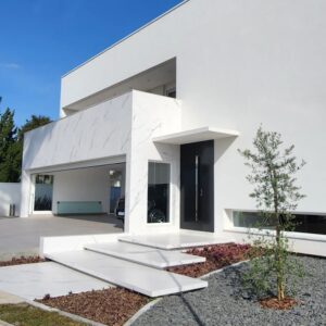 Porta em ACM preto carbono, painel fixo lateral no mesmo alinhamento da porta, dupla vedação porta e batente (cópia) - Imagem 4
