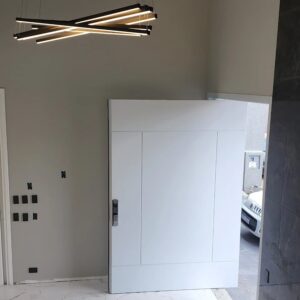 Porta pivotante em ACM branco neve, modelo com frisos, dupla vedação porta e batente - Imagem 7