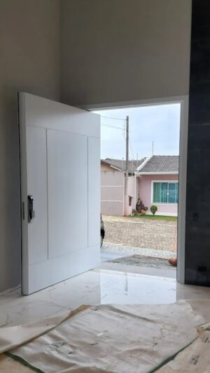 Porta pivotante em ACM branco neve, modelo com frisos, dupla vedação porta e batente - Imagem 5