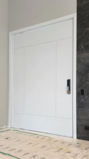 Porta pivotante em ACM branco neve, modelo com frisos, dupla vedação porta e batente - Imagem 6