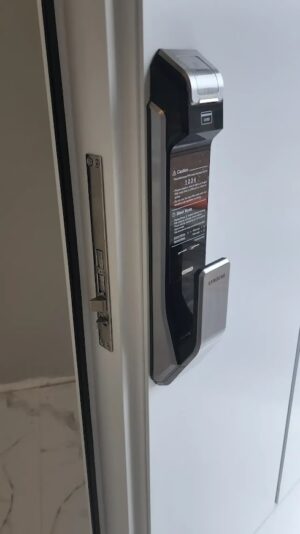 Porta pivotante em ACM branco neve, modelo com frisos, dupla vedação porta e batente - Imagem 8