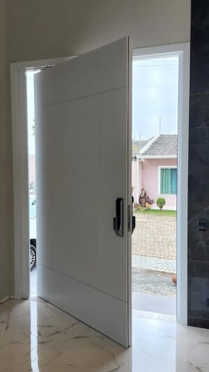 Porta pivotante em ACM branco neve, modelo com frisos, dupla vedação porta e batente - Imagem 9