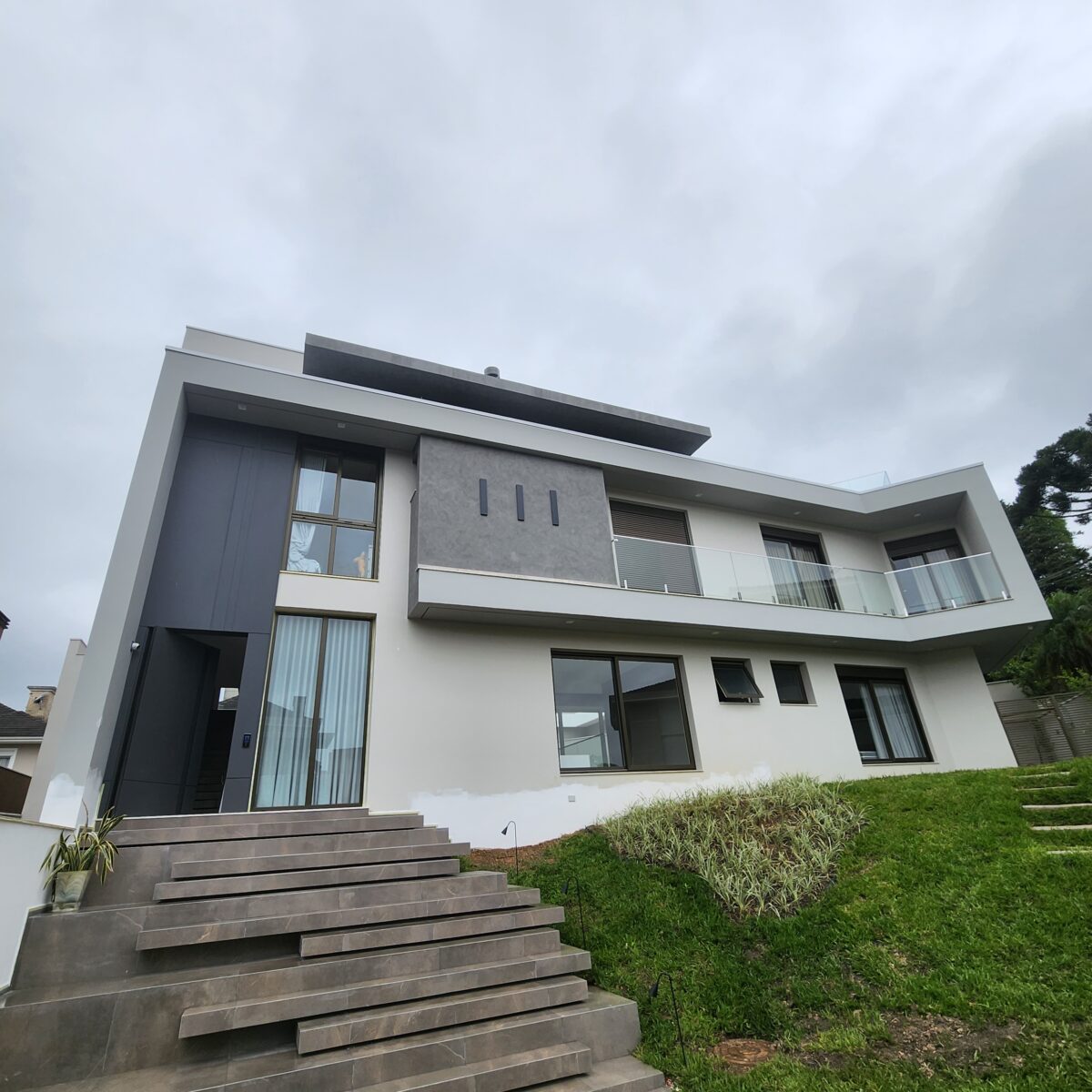 Porta em ACM com puxador cava, bandeira superior, chapa Pro 4631 Dark Grey Euratex e dupla vedação - Imagem 2