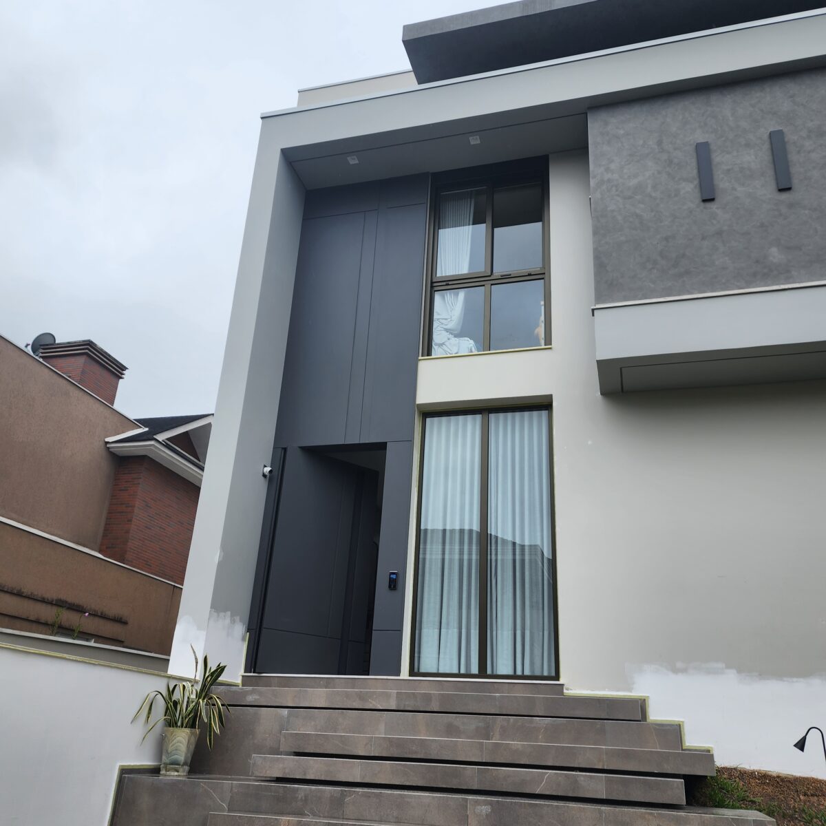 Porta em ACM com puxador cava, bandeira superior, chapa Pro 4631 Dark Grey Euratex e dupla vedação - Imagem 4