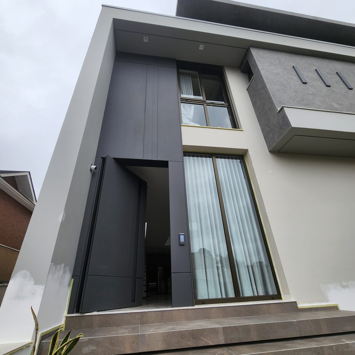 Porta em ACM com puxador cava, bandeira superior, chapa Pro 4631 Dark Grey Euratex e dupla vedação - Imagem 1