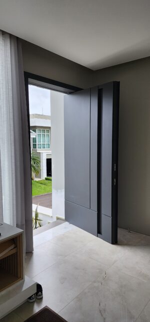 Porta em ACM com puxador cava, bandeira superior, chapa Pro 4631 Dark Grey Euratex e dupla vedação - Imagem 5