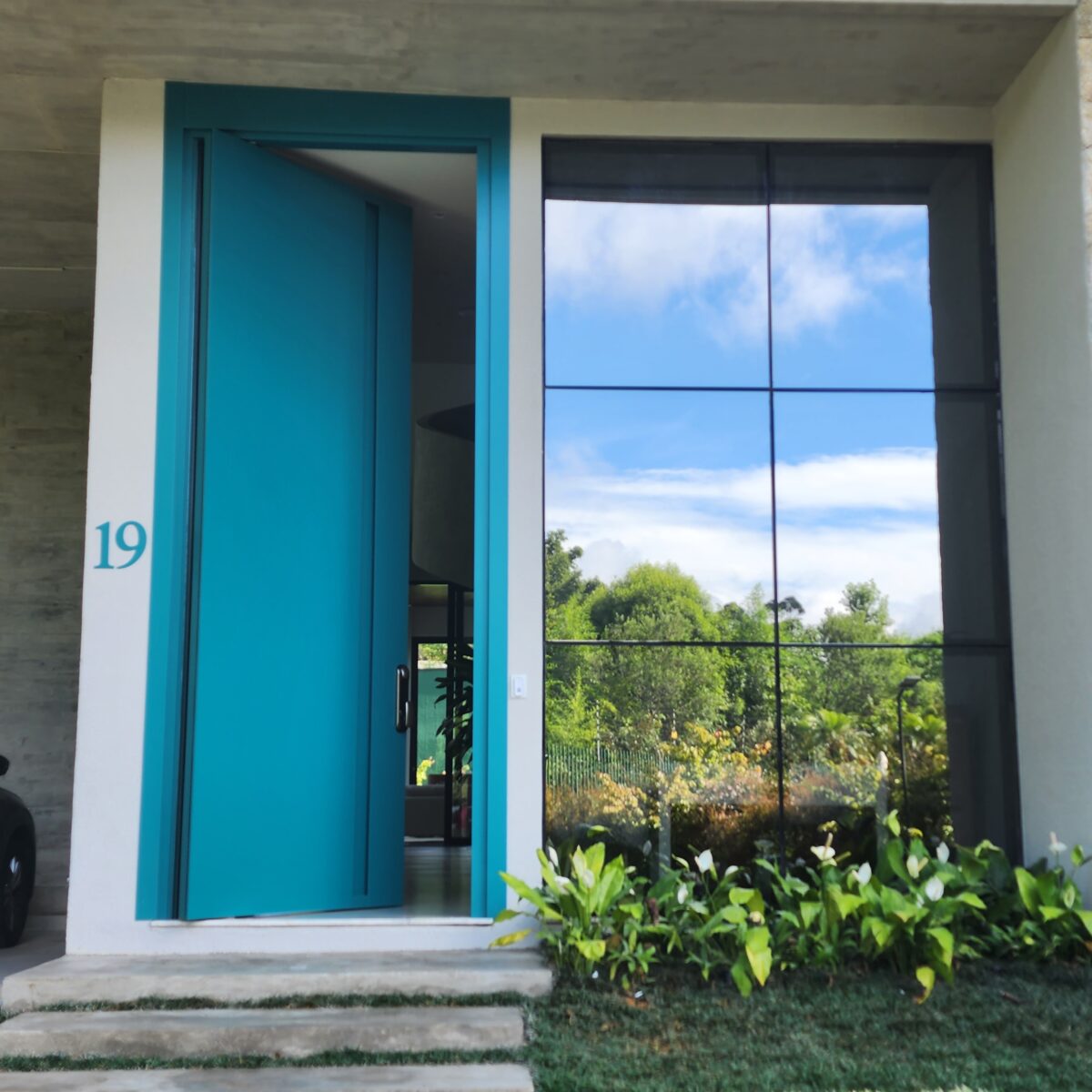 Porta pivotante em ACM verde finland com puxador cava e dupla vedação porta e batente - Imagem 2