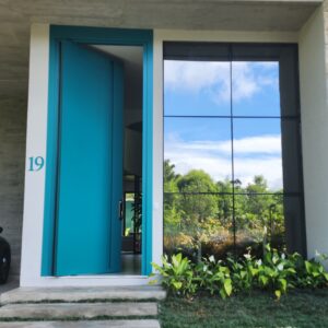 Porta pivotante em ACM verde finland com puxador cava e dupla vedação porta e batente - Imagem 2