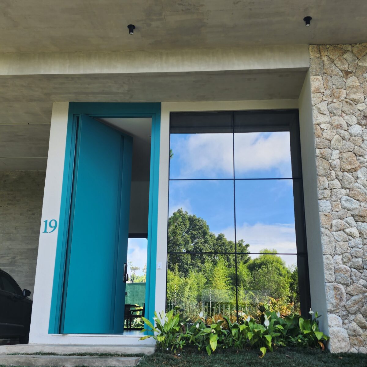 Porta pivotante em ACM verde finland com puxador cava e dupla vedação porta e batente - Imagem 4