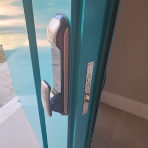 Porta pivotante em ACM verde finland com puxador cava e dupla vedação porta e batente - Imagem 6