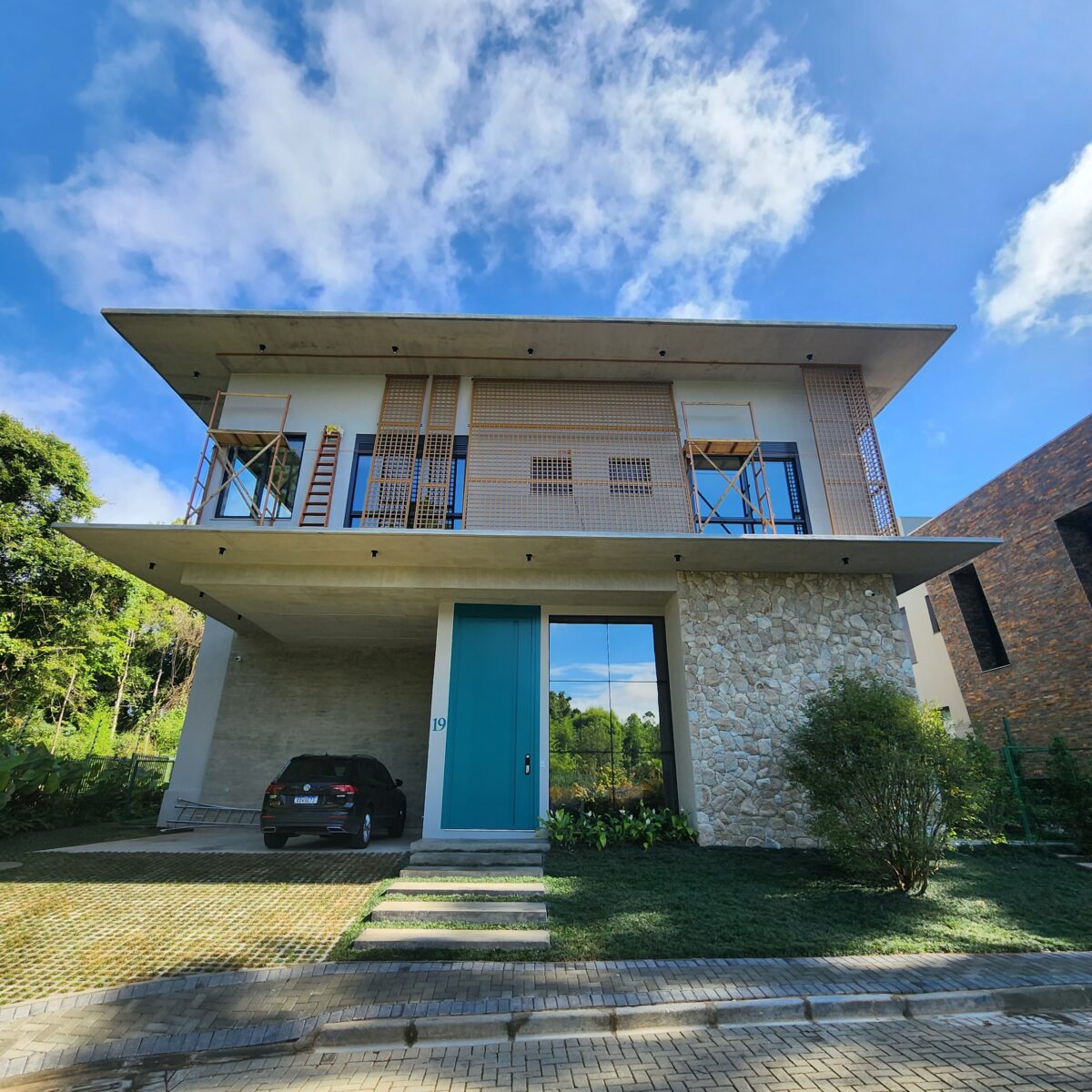 Porta pivotante em ACM verde finland com puxador cava e dupla vedação porta e batente - Imagem 5