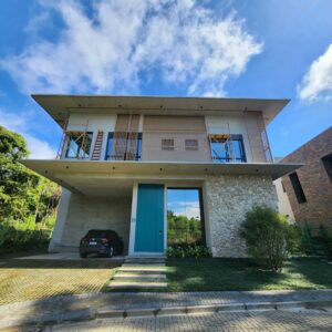 Porta pivotante em ACM verde finland com puxador cava e dupla vedação porta e batente - Imagem 5