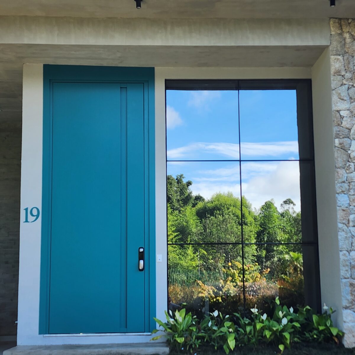 Porta pivotante em ACM verde finland com puxador cava e dupla vedação porta e batente - Imagem 1