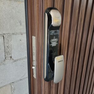 Porta pivotante em ACM ripado vertical, chapa Wood Sucupira, puxador cava e dupla vedação - Imagem 4