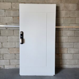 Porta pivotante em ACM branco neve fechadura Intelbrás FR-630 e dupla vedação