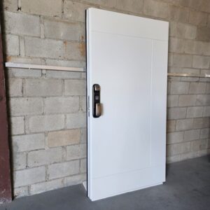 Porta pivotante em ACM branco neve fechadura Intelbrás FR-630 e dupla vedação - Imagem 2
