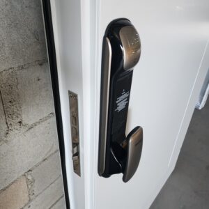 Porta pivotante em ACM branco neve fechadura Intelbrás FR-630 e dupla vedação - Imagem 4