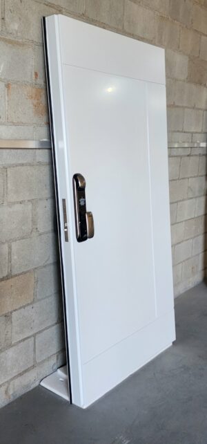 Porta pivotante em ACM branco neve fechadura Intelbrás FR-630 e dupla vedação - Imagem 3