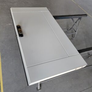 Porta pivotante em ACM branco neve fechadura Intelbrás FR-630 e dupla vedação - Imagem 5